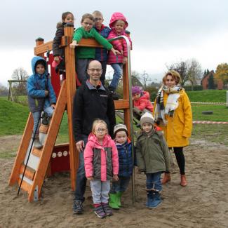 Das neue Spielgerüst findet großen Anklang bei Kindern, Leiterin Anke Gollnick und Sponsor Peter Bräuer. Foto: Pohlmann/Caritas Das neue Spielgerüst findet großen Anklang bei Kindern, Leiterin Anke Gollnick und Sponsor Peter Bräuer. Foto: Pohlmann/Caritas