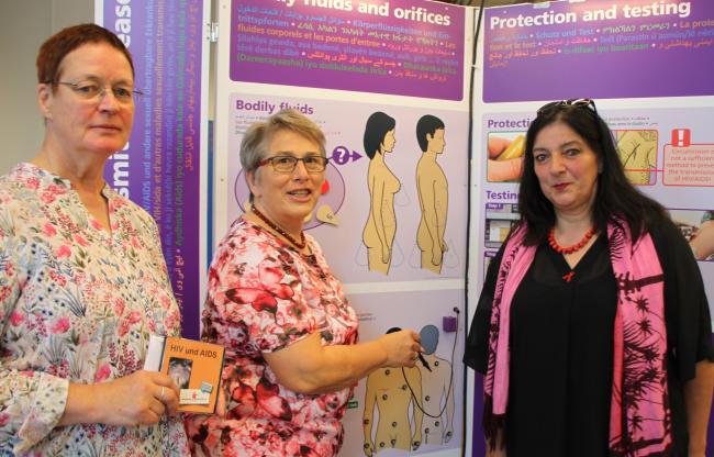 Karin Cohrs von der Hildesheimer AIDS-Hilfe führt Waltraud Friedemann, stellvertretende Landrätin, und Beate König, ehrenamtliche Bürgermeisterin der Stadt Hildesheim durch die Ausstellung. Foto: Pohlmann/Caritas Karin Cohrs von der Hildesheimer AIDS-Hilfe führt Waltraud Friedemann, stellvertretende Landrätin, und Beate König, ehrenamtliche Bürgermeisterin der Stadt Hildesheim durch die Ausstellung. Foto: Pohlmann/Caritas