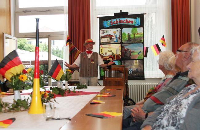 Der Moritzberger Leierkastenmann und Bänkelsänger Helmut Beelte sorgte für schöne Stimmung beim „CARENA“-Nachmittag im Caritashaus. Foto: Pohlmann/Caritas Der Moritzberger Leierkastenmann und Bänkelsänger Helmut Beelte sorgte für schöne Stimmung beim „CARENA“-Nachmittag im Caritashaus. Foto: Pohlmann/Caritas