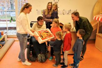 Übergabe einer Krippe an die Caritas-Kita St. Stephanus