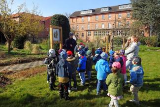 Caritas-Kita St. Nikolaus Ottbergen - Besuch Klostergarten
