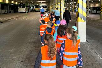 Bus-Sicherheitstraining für Vorschulkinder der Caritas-Kita St. Altfrid 