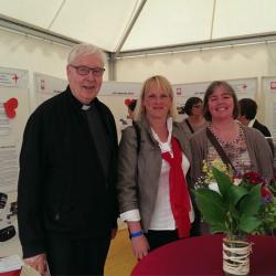 Auch Bischof Norbert Trelle hat am Stand des Ortscaritasverbandes Hildesheim vorbeigeschaut.