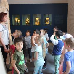 Mit Museumspädagogin Christine Kundolf-Köhler unternehmen die Kinder im Museum eine "Weltreise".