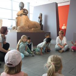 Keine Scheu haben die Kinder der Caritas-Kindertagesstätte St. Bernward vor den imposanten Ausstellungsstücken im Roemer- und Pelizaeus-Museum in Hildesheim. 