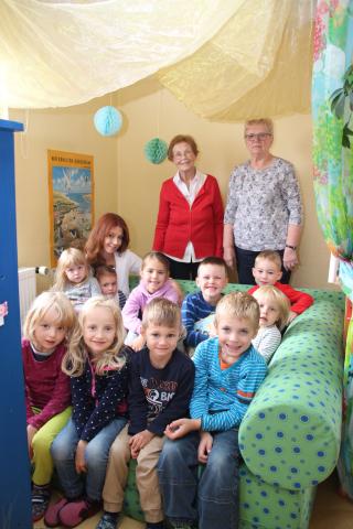 Gisela Bruns und Christa-Maria Koch vom Frauenbund (stehend) freuen sich, dass sie den Kindern und Erzieherinnen der blauen Gruppe in der Kita St. Antonius mit dem Sofa eine Freude bereiten konnten. Foto: Pohlmann/Caritas Gisela Bruns und Christa-Maria Koch vom Frauenbund (stehend) freuen sich, dass sie den Kindern und Erzieherinnen der blauen Gruppe in der Kita St. Antonius mit dem Sofa eine Freude bereiten konnten. Foto: Pohlmann/Caritas