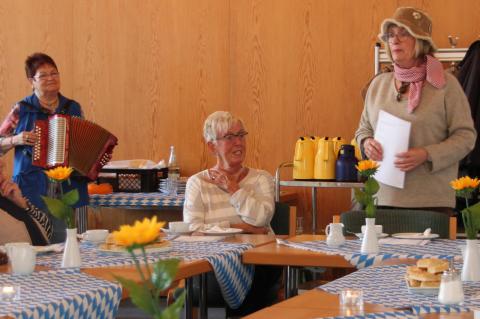 Teilnehmerinnen und Mitarbeiterinnen der „CARENA“-Gruppen feiern im Caritashaus in Hildesheim ihr eigenes Oktoberfest. Foto: Caritas/Pohlmann Teilnehmerinnen und Mitarbeiterinnen der „CARENA“-Gruppen feiern im Caritashaus in Hildesheim ihr eigenes Oktoberfest. Foto: Caritas/Pohlmann