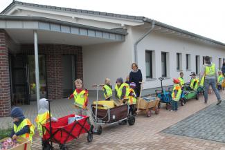 Kinder und MitarbeiterInnen vor ihrer neuen Kindertagesstätte. Foto: Pohlmann/Caritas Kinder und MitarbeiterInnen vor ihrer neuen Kindertagesstätte. Foto: Pohlmann/Caritas