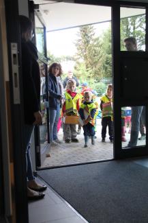 Kinder und MitarbeiterInnen nehmen ihr neues Gebäude in Beschlag. Foto: Pohlmann/Caritas Kinder und MitarbeiterInnen nehmen ihr neues Gebäude in Beschlag. Foto: Pohlmann/Caritas