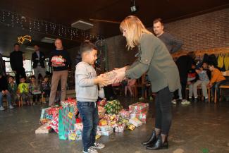 Mit den Geschenken bereiten die Lidl-Mitarbeiter den Kindern der Caritas-Kita Guter Hirt zu Weihnachten eine große Freude. Mit den Geschenken bereiten die Lidl-Mitarbeiter den Kindern der Caritas-Kita Guter Hirt zu Weihnachten eine große Freude.