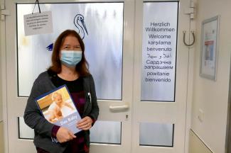 Babylotsin Jutta Heitland berät junge Eltern im St. Bernward Krankenhaus. Foto: Seiffert/BK Babylotsin Jutta Heitland berät junge Eltern im St. Bernward Krankenhaus. Foto: Seiffert/BK