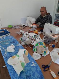 Selim Maktay engagiert sich ehrenamtlich im Freiwilligen-Zentrum BONUS und produziert täglich Masken, die in Corona-Zeiten gefragt sind. Foto: Müller / Freiwilligen-Zentrum Selim Maktay engagiert sich ehrenamtlich im Freiwilligen-Zentrum BONUS und produziert täglich Masken, die in Corona-Zeiten gefragt sind. Foto: Müller / Freiwilligen-Zentrum