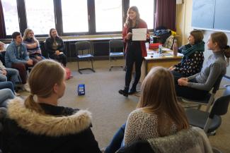 Mit den Höhen und Tiefen des Praktikums beschäftigen sich die Schülerinnen und Schüler in den Workshops mit den Beraterinnen der Jugendberatung Plan B. Foto: Pohlmann/Caritas Mit den Höhen und Tiefen des Praktikums beschäftigen sich die Schülerinnen und Schüler in den Workshops mit den Beraterinnen der Jugendberatung Plan B. Foto: Pohlmann/Caritas