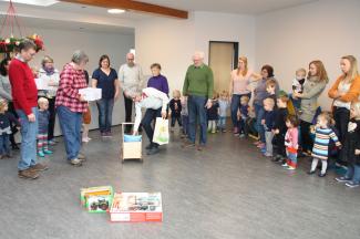 Die sechs Mitglieder der KAB St. Michael überbringen neue Spielsachen für die Kita St. Michael in Dingelbe. Foto: Pohlmann/Caritas Die sechs Mitglieder der KAB St. Michael überbringen neue Spielsachen für die Kita St. Michael in Dingelbe. Foto: Pohlmann/Caritas