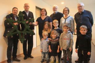 Der ehemalige Bundestagsabgeordnete Bernhard Brinkmann hat seinen Gewinn aus einem Avacon-Preisausschreiben, einen LED-Weihnachtsstern, an die Kita St. Michael in Dingelbe gespendet. Der ehemalige Bundestagsabgeordnete Bernhard Brinkmann hat seinen Gewinn aus einem Avacon-Preisausschreiben, einen LED-Weihnachtsstern, an die Kita St. Michael in Dingelbe gespendet.