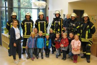 Für die Kinder war die Brandschutzübung einfach ein aufregendes Erlebnis. Mit der Übung zufrieden sind aber auch die Feuerwehrleute sowie die Verantwortlichen der Kita St. Martin. Foto: Caritas Für die Kinder war die Brandschutzübung einfach ein aufregendes Erlebnis. Mit der Übung zufrieden sind aber auch die Feuerwehrleute sowie die Verantwortlichen der Kita St. Martin. Foto: Caritas