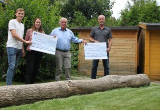 FSJ’ler Jonte Röhl, Kita-Leiterin Anne Grützner sowie Josef Teltemann und Dr. Conrad Ludewig von der Jagdgenssenschaft freuen sich über die Umsetzung des Baumstamm-Projektes. Foto: Pohlmann/Caritas FSJ’ler Jonte Röhl, Kita-Leiterin Anne Grützner sowie Josef Teltemann und Dr. Conrad Ludewig von der Jagdgenssenschaft freuen sich über die Umsetzung des Baumstamm-Projektes. Foto: Pohlmann/Caritas