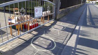 Am Eingang zur Kita konnten sich Kinder und Eltern eine kleine Überraschung abholen. Foto: Caritas Am Eingang zur Kita konnten sich Kinder und Eltern eine kleine Überraschung abholen. Foto: Caritas