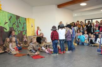 Die Kinder präsentierten zum Herbstfest ein Stück über die Geschichte der Kartoffel. Die Kinder präsentierten zum Herbstfest ein Stück über die Geschichte der Kartoffel.