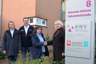 Pflegedienstleiterin Christina Hamelmann (rechts) heißt Birgit Weber als Mitarbeiterin der Caritas-St. Bernward ambulanten Pflege willkommen. Sie ist die Ansprechpartnerin für die Bewohner in der Fahrenheitstraße 8. Thomas Bögershausen kümmert sich vor Ort für die Malteser um den Hausnotruf, Annette Helmke wird Birgit Weber bei Bedarf vertreten. Foto: Pohlmann/Caritas