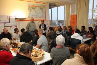 Marietta Tebbenjohanns vom Flux-Leitungsteam und Jürgen Hess, Geschäftsbereichsleiter Sozialarbeit des Caritasverbandes (stehend), begrüßen die Gäste zum Herbstfest bei der Flüchtlingshilfe. Foto: Pohlmann/Caritas Marietta Tebbenjohanns vom Flux-Leitungsteam und Jürgen Hess, Geschäftsbereichsleiter Sozialarbeit des Caritasverbandes (stehend), begrüßen die Gäste zum Herbstfest bei der Flüchtlingshilfe. Foto: Pohlmann/Caritas