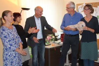 Sarah-Julia Gronemann, Ulrike Görling, Andreas Iloff, Bernd Heinmüller und Christiane Aßmann bei der Schlüsselübergabe in der Suchtberatungsstelle Sarstedt. Foto: Pohlmann/Caritas Sarah-Julia Gronemann, Ulrike Görling, Andreas Iloff, Bernd Heinmüller und Christiane Aßmann bei der Schlüsselübergabe in der Suchtberatungsstelle Sarstedt. Foto: Pohlmann/Caritas
