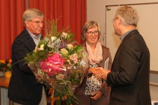 Heinrich Albers (links) und Dechant Wolfgang Voges danken Birgit Kaevel, die aus familiären Gründen ihren Vorstandsposten aufgeben hat. Foto: Pohlmann/Caritas Heinrich Albers (links) und Dechant Wolfgang Voges danken Birgit Kaevel, die aus familiären Gründen ihren Vorstandsposten aufgeben hat. Foto: Pohlmann/Caritas