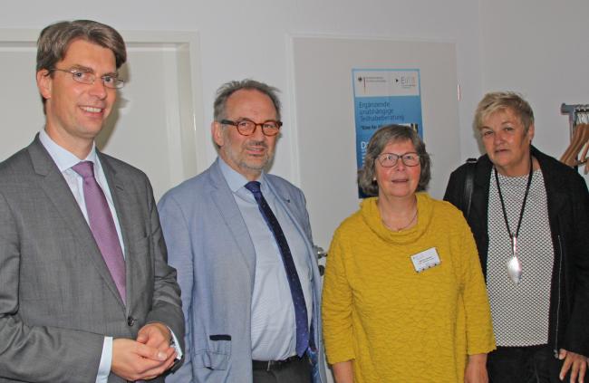Dr. Ingo Meyer (Oberbürgermeister der Stadt Hildesheim), Bolko Seidel (Vorstand der Lebenshilfe Hildesheim), Sabine Jensen (Leiterin der Beratungsstelle) und Sabine Voshage-Schlimme (Sozialamt Landkreis Hildesheim) freuen sich über die offizielle Eröffnung der Beratungsstelle. Dr. Ingo Meyer (Oberbürgermeister der Stadt Hildesheim), Bolko Seidel (Vorstand der Lebenshilfe Hildesheim), Sabine Jensen (Leiterin der Beratungsstelle) und Sabine Voshage-Schlimme (Sozialamt Landkreis Hildesheim) freuen sich über die offizielle Eröffnung der Beratungsstelle.