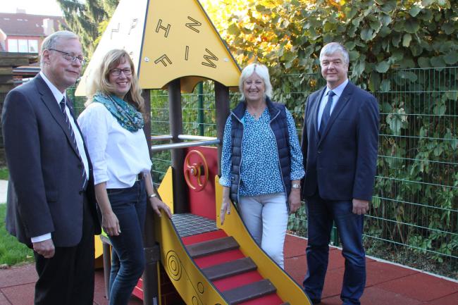 Wolfhard Zühlsdorff, Regina Meyer, Christiane Altendorf und Andreas Lücke nehmen die von der Volksbank Hildesheim-Lehrte-Pattensen gesponsorten Spielgeräte in Augenschein. Wolfhard Zühlsdorff, Regina Meyer, Christiane Altendorf und Andreas Lücke nehmen die von der Volksbank Hildesheim-Lehrte-Pattensen gesponsorten Spielgeräte in Augenschein.