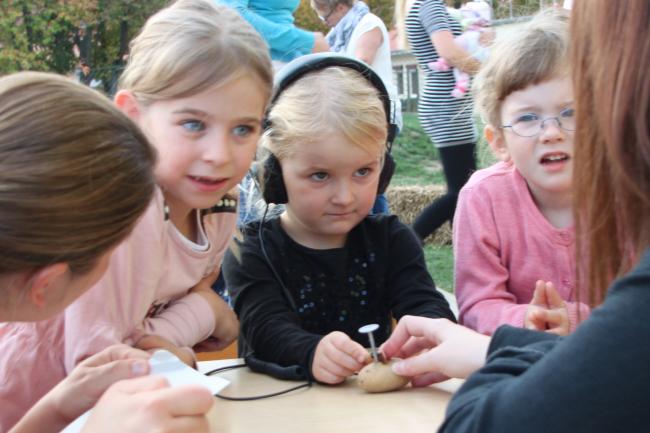Beim Kartoffelfest in der Caritas-Kita St. Martin gab es Spannendes über die vielseitige Knolle zu erleben. Beim Kartoffelfest in der Caritas-Kita St. Martin gab es Spannendes über die vielseitige Knolle zu erleben.