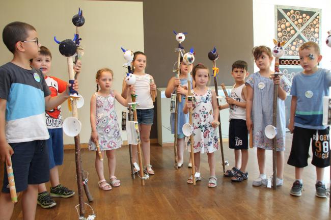 Die Kinder der Caritas-Kita St. Bernward präsentieren ihre selbstgebastelten Teufelsgeigen. Foto: Pohlmann/Caritas Die Kinder der Caritas-Kita St. Bernward präsentieren ihre selbstgebastelten Teufelsgeigen. Foto: Pohlmann/Caritas