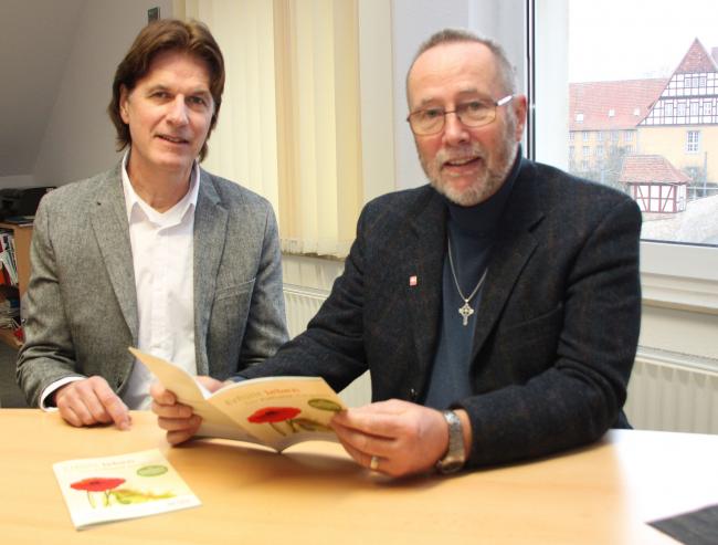Dr. Stefan Krok und Dr. John G. Coughlan freuen sich über den neuen Ratgeber zum Thema Palliativversorgung für Hildesheim und Umgebung. Foto: Pohlmann/Caritas