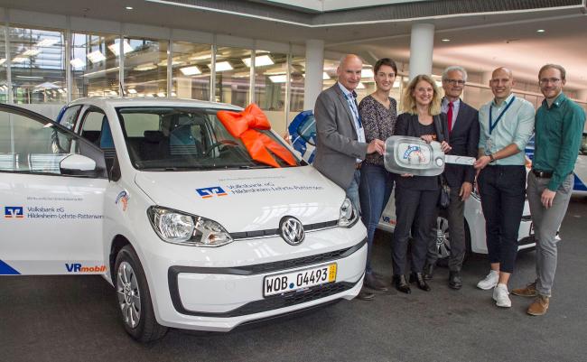Die Volksbank Hildesheim-Lehrte-Pattensen unterstützte drei Vereine in ihrer Region. Über ein VRmobil aus den Händen von Maike Bruns, Volksbank Hildesheim (2. v. l.), Petra Emmerich-Kopatsch, Vizepräsidentin des Niedersächsischen Landtages und Harald Lesch, Vorstandsvorsitzender der VR-Gewinnspargemeinschaft (M.), freute sich auch Andreas Iloff (links) vom Caritasverband für Stadt und Landkreis Hildesheim. Foto: Volksbank Die Volksbank Hildesheim-Lehrte-Pattensen unterstützte drei Vereine in ihrer Region. Über ein VRmobil aus den Händen von Maike Bruns, Volksbank Hildesheim (2. v. l.), Petra Emmerich-Kopatsch, Vizepräsidentin des Niedersächsischen Landtages und Harald Lesch, Vorstandsvorsitzender der VR-Gewinnspargemeinschaft (M.), freute sich auch Andreas Iloff (links) vom Caritasverband für Stadt und Landkreis Hildesheim. Foto: Volksbank