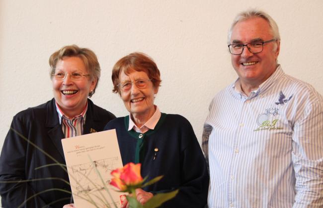 Mit der Goldenen Ehrennadel des Caritasverbandes wurde Maria Leder (Mitte) ausgezeichnet. Die Vorsitzende der Caritaskonferenzen Deutschlands in Hildesheim, Brigitte Glombik, und Jürgen Hess, Geschäftsbereichsleiter Sozialarbeit des Caritasverbandes für Stadt und Landkreis Hildesheim, danken ihr für ihr über 50-jähriges ehrenamtliches Engagement. Foto: Pohlmann/Caritas