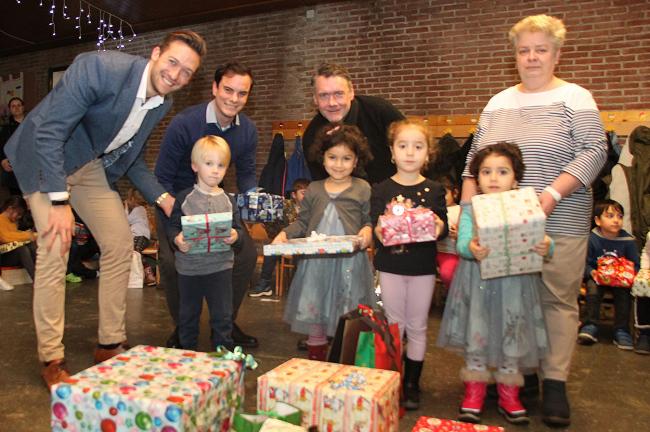 Mit den Geschenken bereiten die Lidl-Mitarbeiter den Kindern der Caritas-Kita Guter Hirt zu Weihnachten eine große Freude. ""Mit den Geschenken bereiten die Lidl-Mitarbeiter den Kindern der Caritas-Kita Guter Hirt zu Weihnachten eine große Freude.