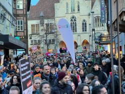 Caritasverband zeigt Flagge