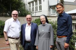 Achim Eng (Diözesancaritasverband), Dr. John G. Coughlan (Caritasverband für Stadt und Landkreis Hildesheim), Schwester M. Teresa Slaby (Vinzentinerinnen) und Stefan Fischer (St. Bernward Krankenhaus) wollen ein Hospiz in Hildesheim verwirklichen. Foto: Pohlmann/Caritas 